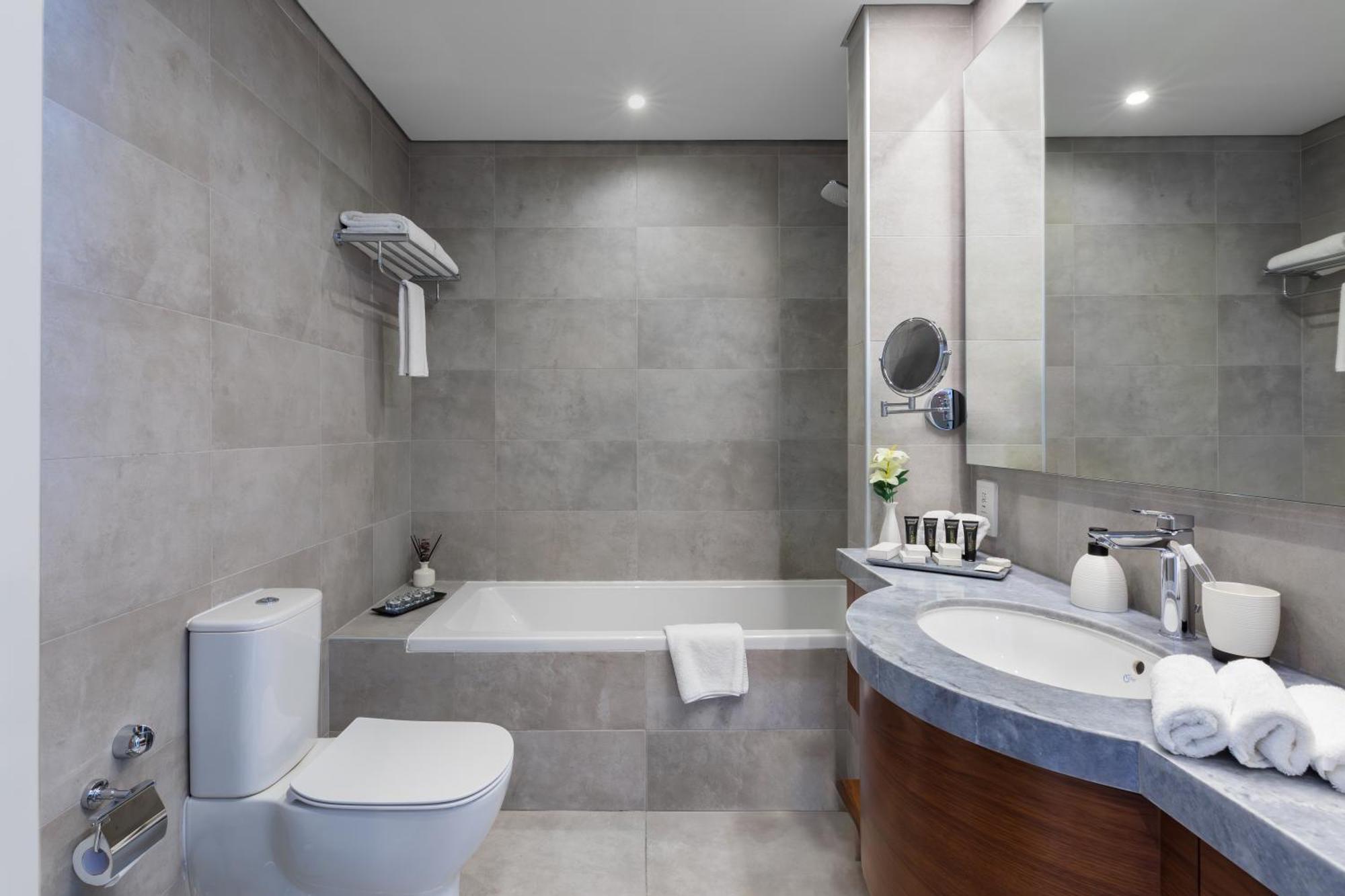 ซัมเมอร์เซ็ต เวสต์ เบย์ โดฮา Hotel ภายนอก รูปภาพ Bathroom